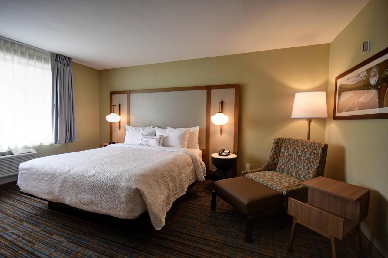 | Fairfield Inn & Suites by Marriott Milwaukee North