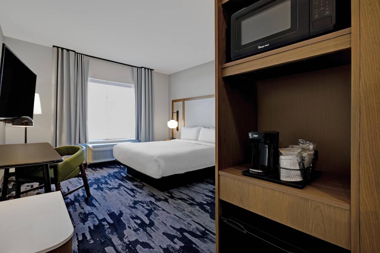 King Guest Room with City View at Fairfield Inn & Suites by Marriott Milwaukee Brookfield