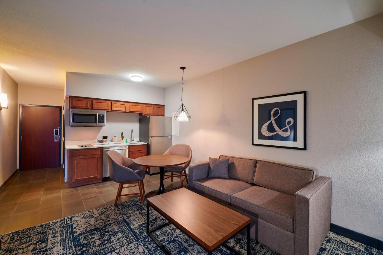 | Four Points by Sheraton Cleveland-Eastlake