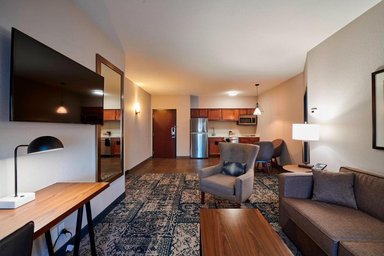 | Four Points by Sheraton Cleveland-Eastlake