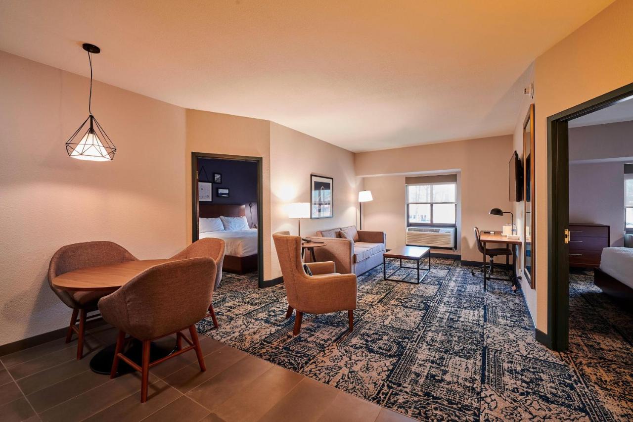| Four Points by Sheraton Cleveland-Eastlake