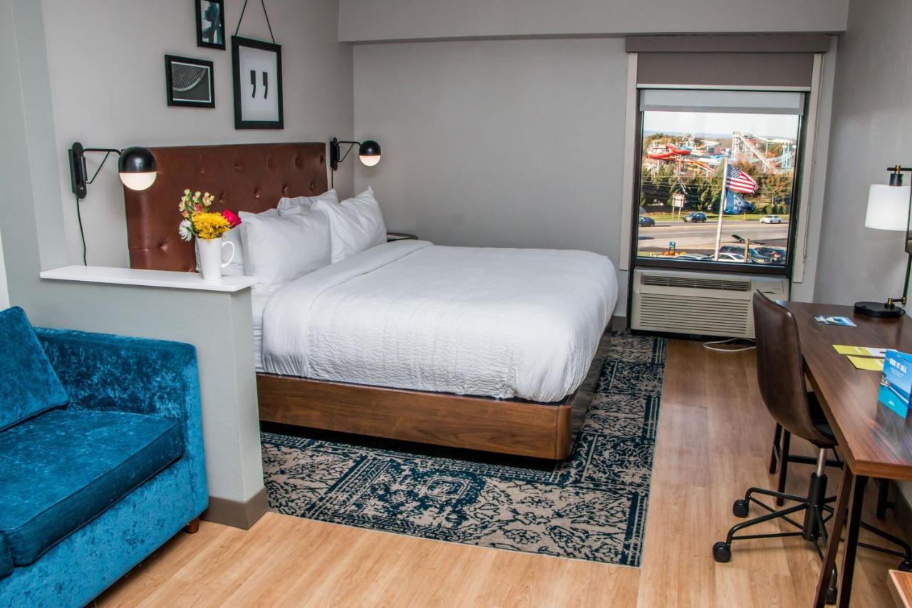 Guest room, 1 King, Sofa bed, Dorney Park view at Four Points by Sheraton Allentown Lehigh Valley