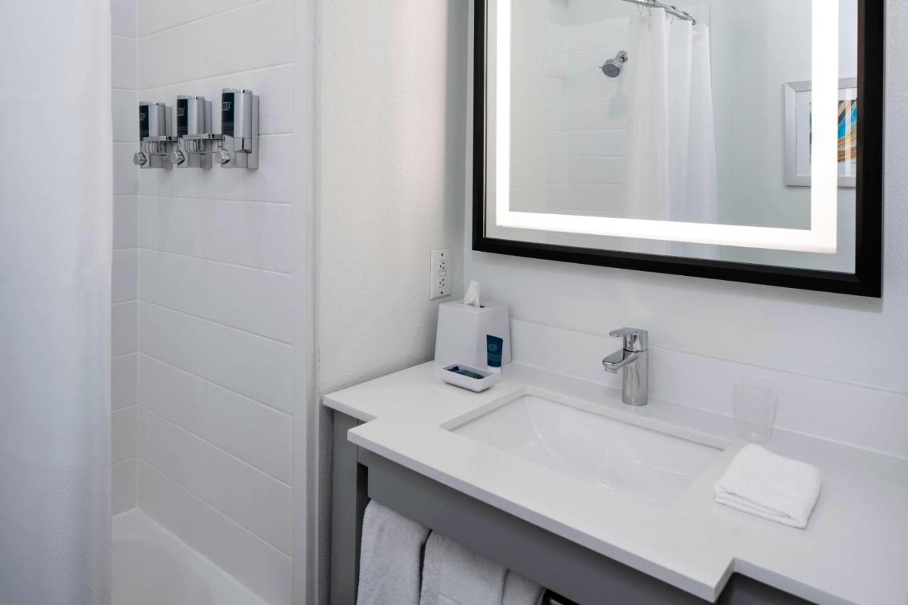 | Four Points by Sheraton Dallas Arlington Entertainment District