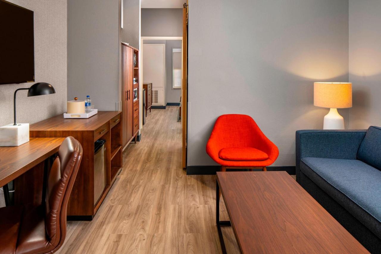| Four Points by Sheraton Dallas Arlington Entertainment District
