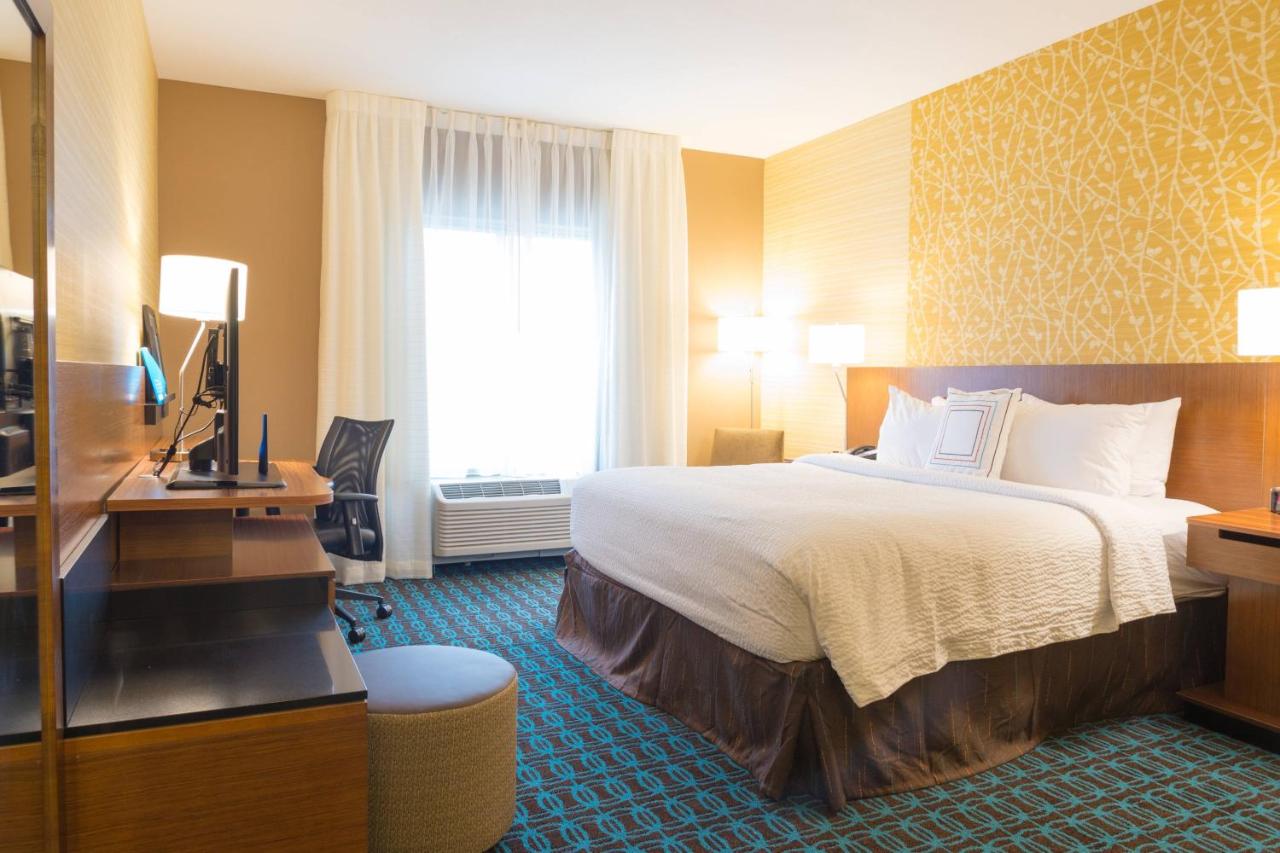 | Fairfield Inn & Suites by Marriott Dickson
