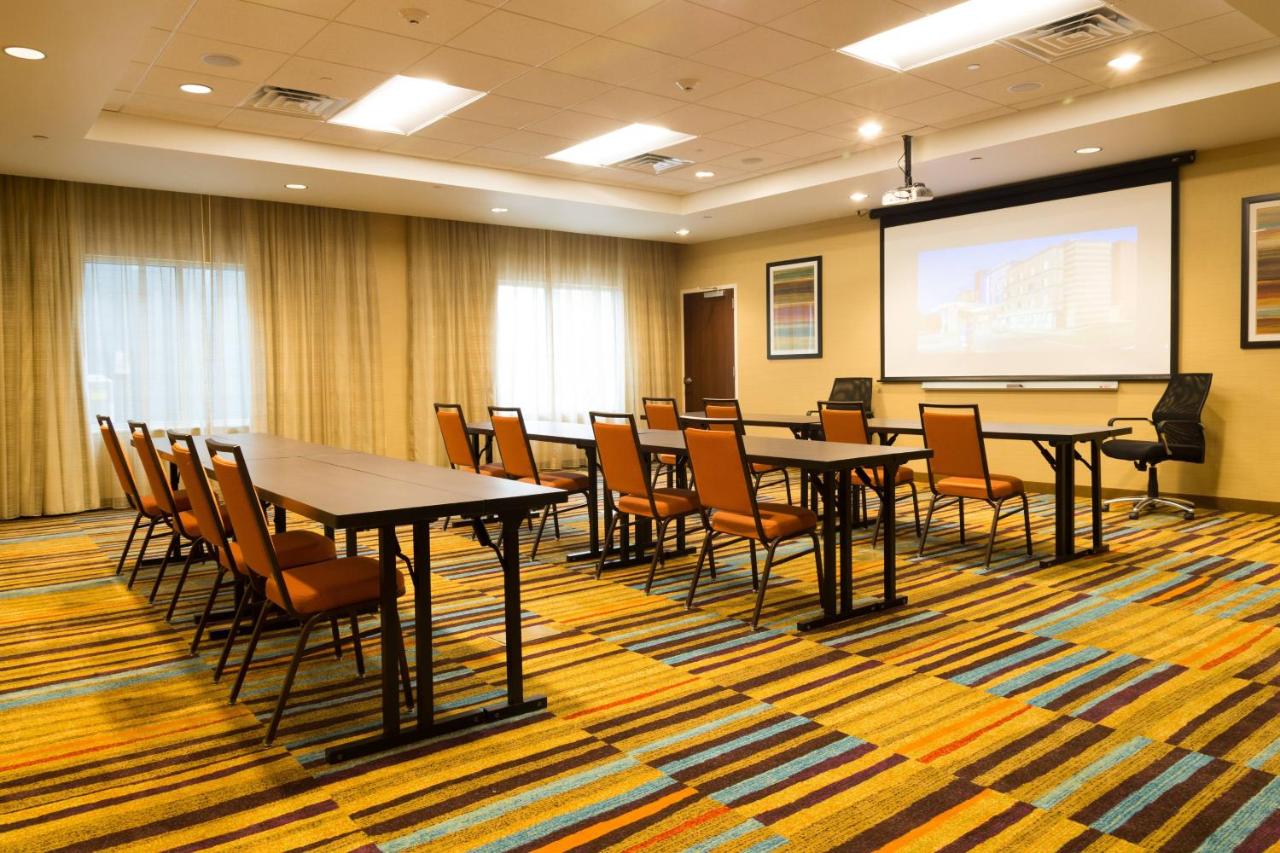 | Fairfield Inn & Suites by Marriott Dickson
