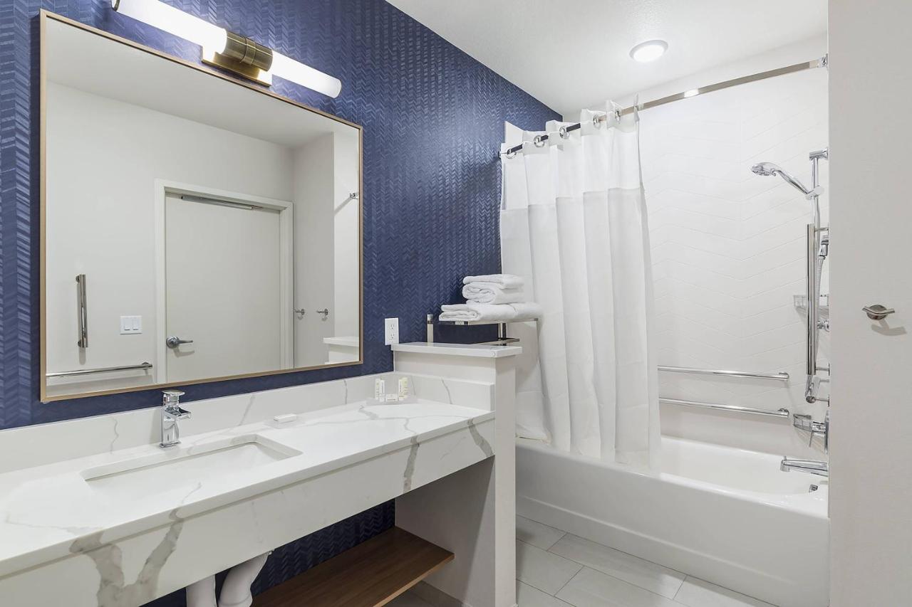 | Fairfield Inn & Suites by Marriott Minneapolis North/Blaine