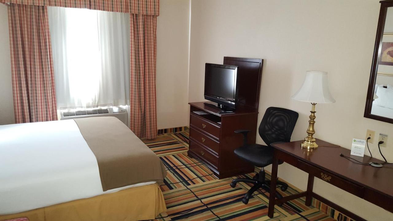 King Room - Non-Smoking at Country Inn & Suites by Radisson, Fort Worth West l-30 NAS JRB