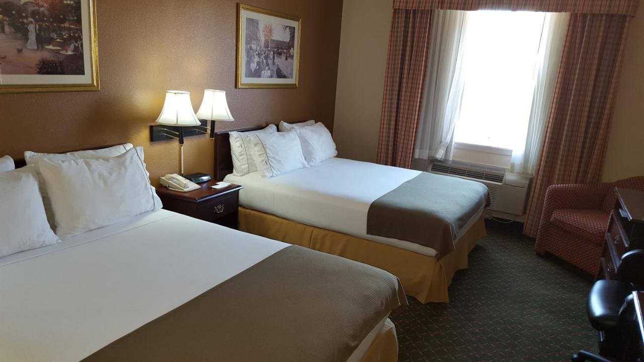 Queen Room with Two Queen Beds - Non-Smoking at Country Inn & Suites by Radisson, Fort Worth West l-30 NAS JRB