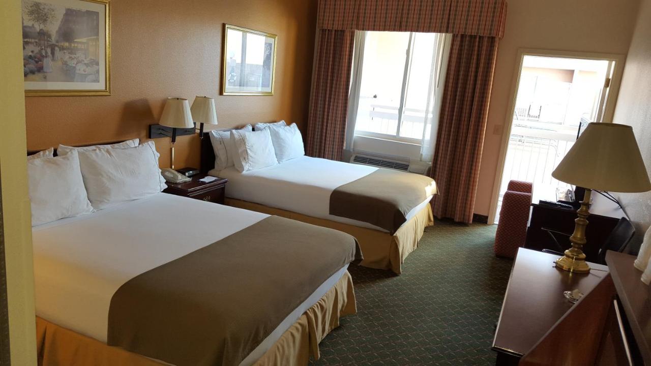 Queen Room with Two Queen Beds - Non-Smoking at Country Inn & Suites by Radisson, Fort Worth West l-30 NAS JRB