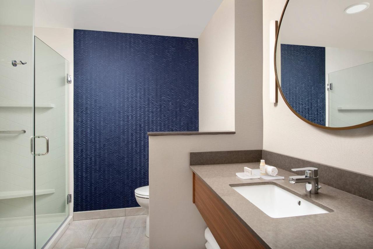 Guest Room, 1 King at Fairfield Inn & Suites by Marriott Knoxville Lenoir City/I-75