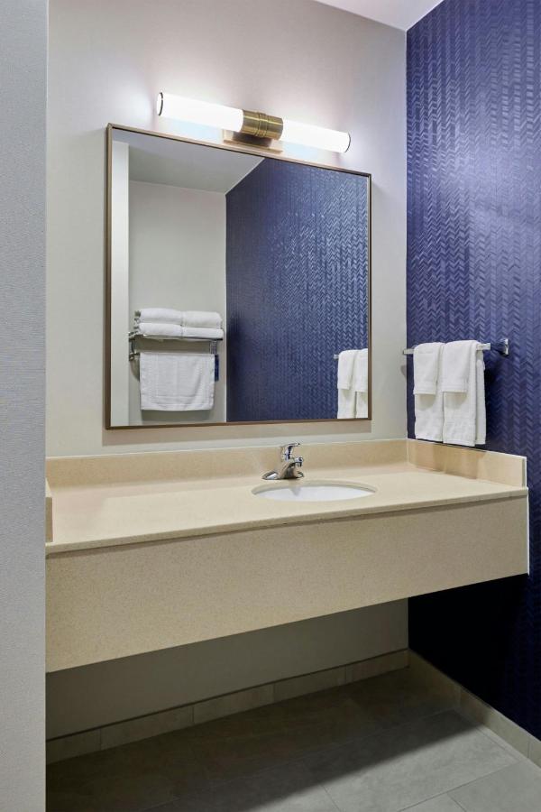 | Fairfield Inn & Suites by Marriott Burlington