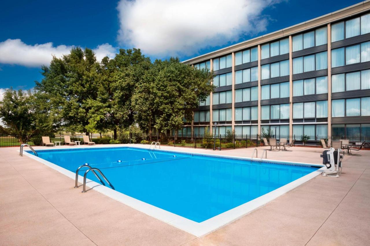 | Four Points by Sheraton Kansas City Airport