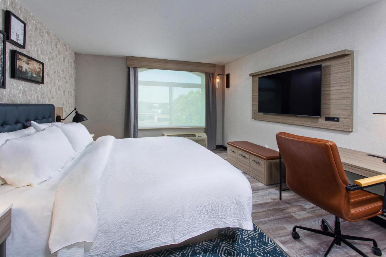 Traditional Guest Room with 1 King, Sofa bed at Four Points by Sheraton Appleton