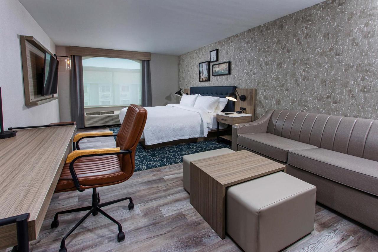 Traditional Guest Room with 1 King, Sofa bed at Four Points by Sheraton Appleton