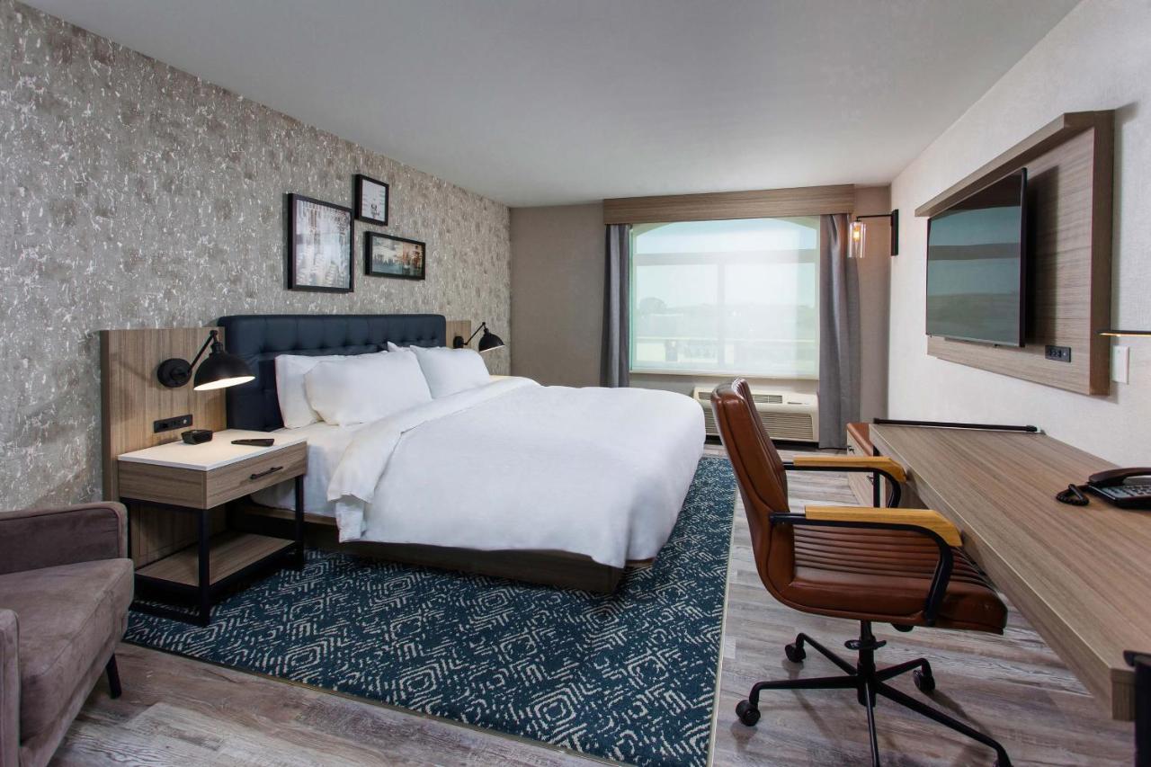 Traditional Guest Room with 1 King, Sofa bed at Four Points by Sheraton Appleton