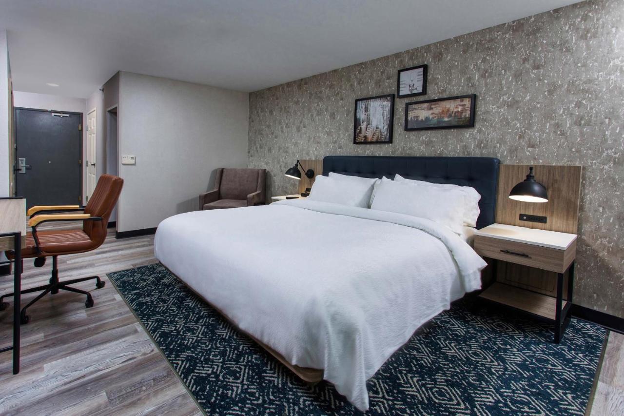 Traditional Guest Room with 1 King, Sofa bed at Four Points by Sheraton Appleton