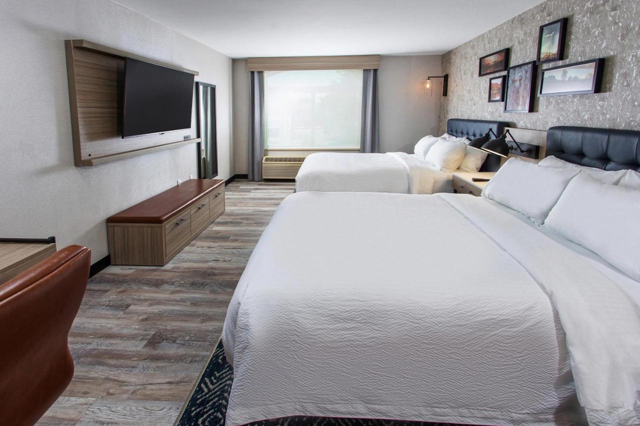 Traditional Guest room with 2 Queen Bed at Four Points by Sheraton Appleton