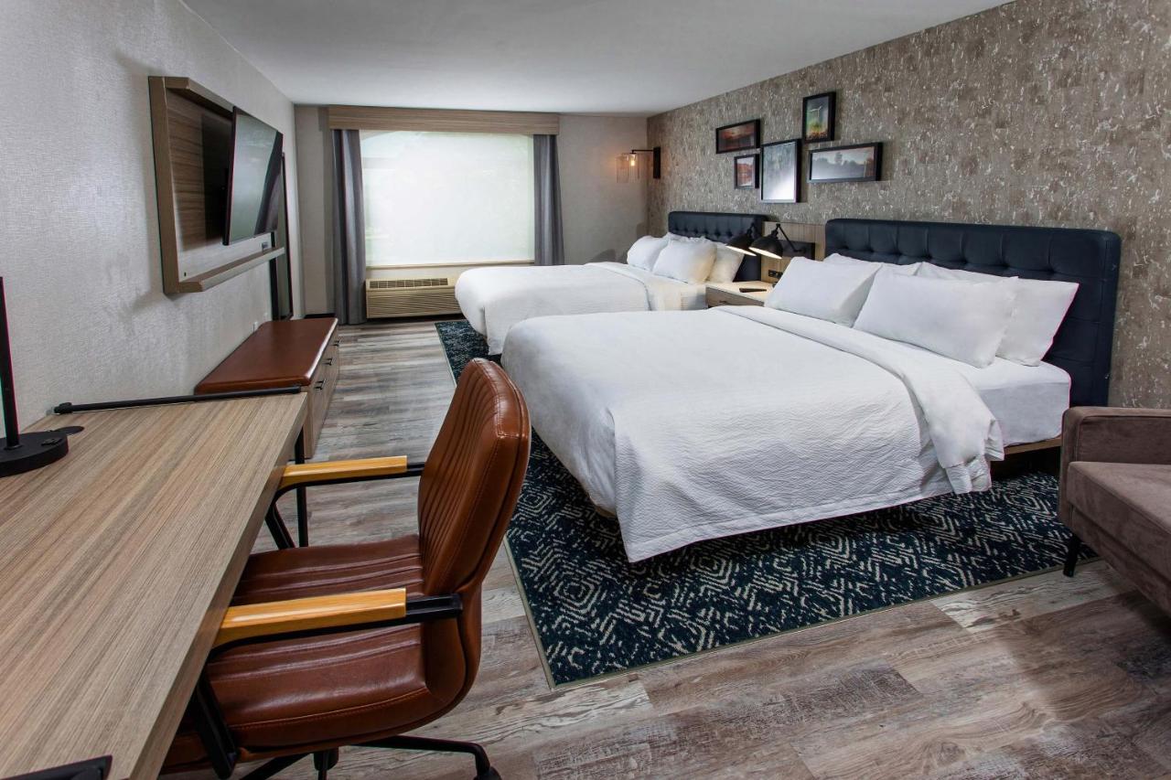 Traditional Guest room with 2 Queen Bed at Four Points by Sheraton Appleton