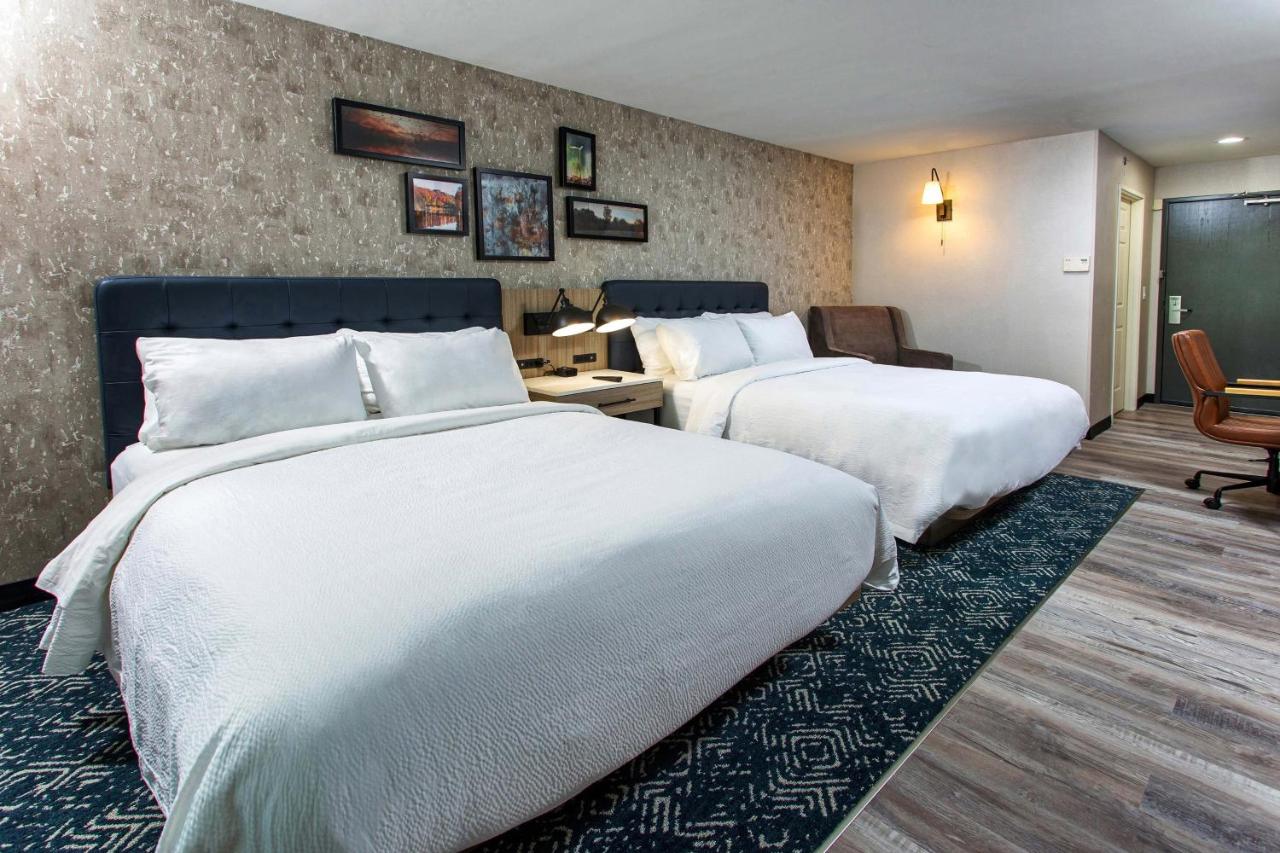 Traditional Guest room with 2 Queen Bed at Four Points by Sheraton Appleton