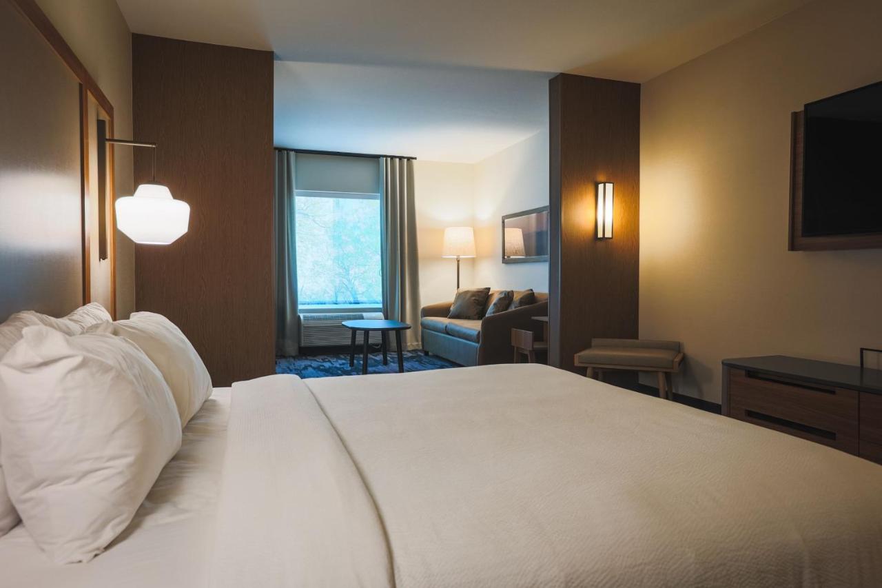 | Fairfield Inn & Suites Marquette