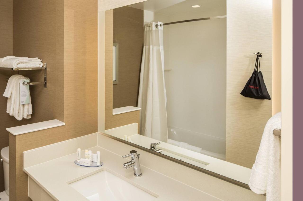 | Fairfield Inn & Suites by Marriott Pittsburgh North/McCandless Crossing