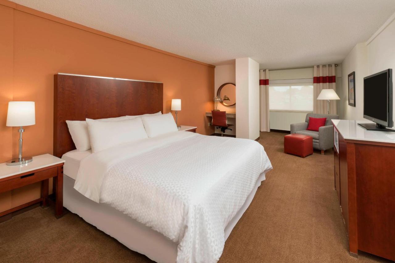 Guest Room, 1 King at Four Points by Sheraton Boston Logan Airport Revere