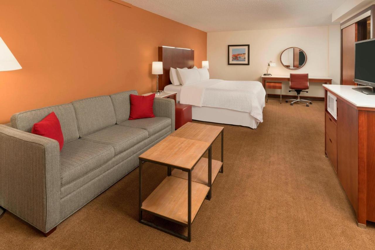 Deluxe, Larger Guest room, 1 King at Four Points by Sheraton Boston Logan Airport Revere