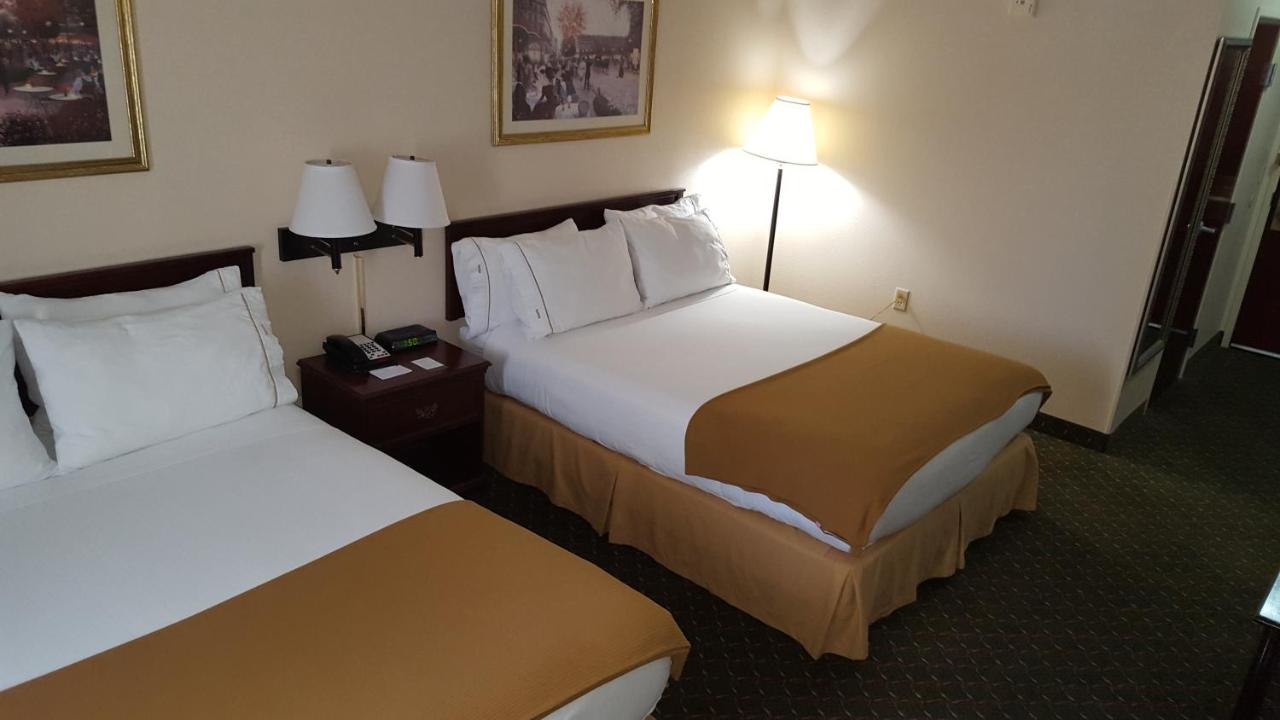 Queen Room with Two Queen Beds - Non-Smoking at Country Inn & Suites by Radisson, Fort Worth West l-30 NAS JRB