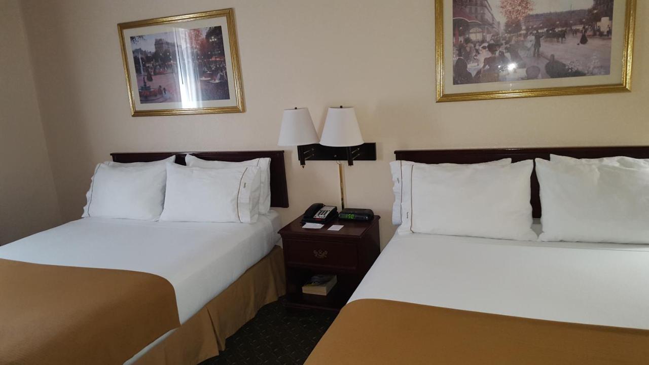 Queen Room with Two Queen Beds - Non-Smoking at Country Inn & Suites by Radisson, Fort Worth West l-30 NAS JRB