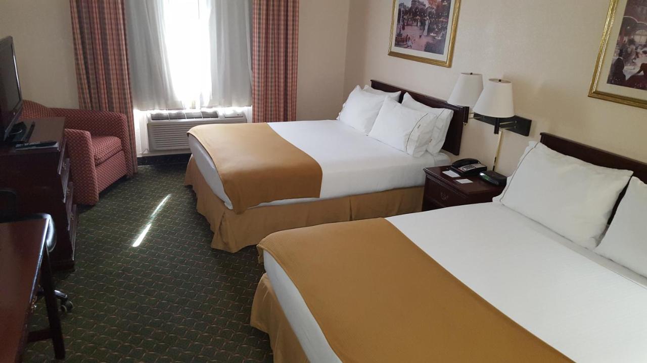 Queen Room with Two Queen Beds - Non-Smoking at Country Inn & Suites by Radisson, Fort Worth West l-30 NAS JRB