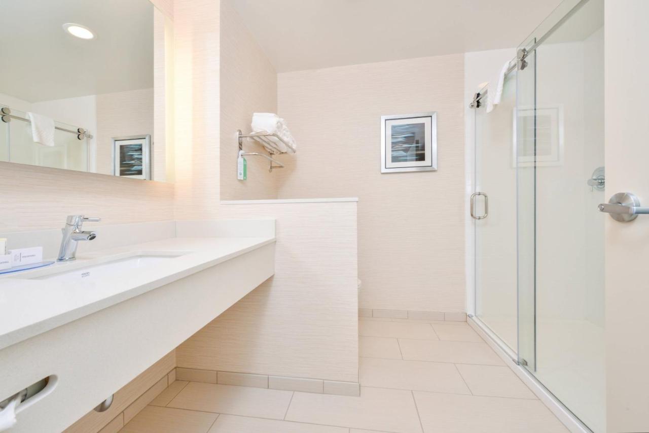 | Fairfield Inn & Suites by Marriott Raleigh Cary