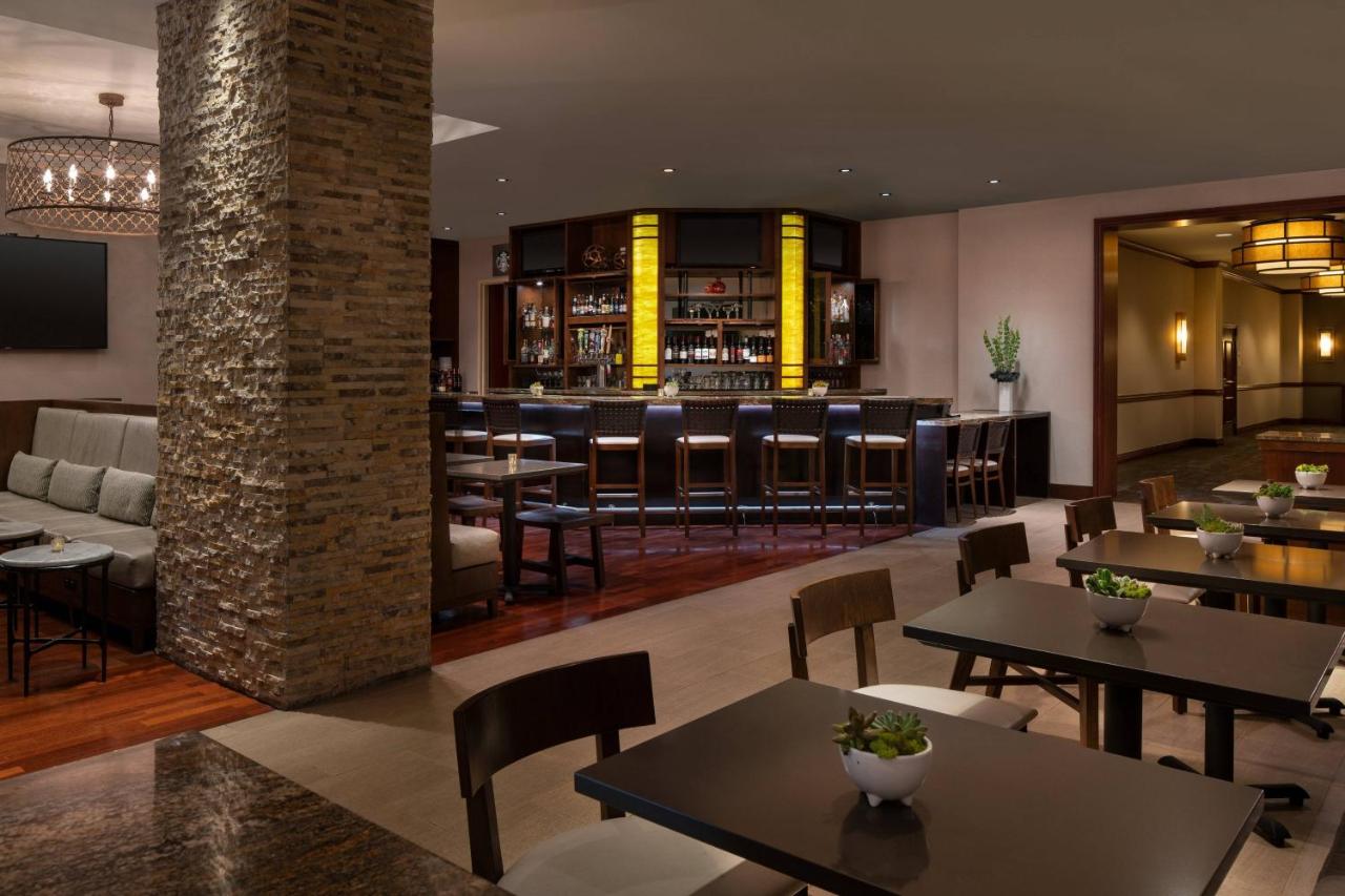 | Marriott Riverside at the Convention Center