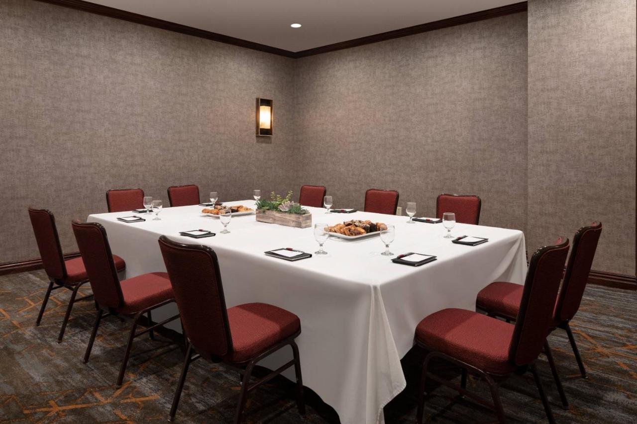 | Marriott Riverside at the Convention Center