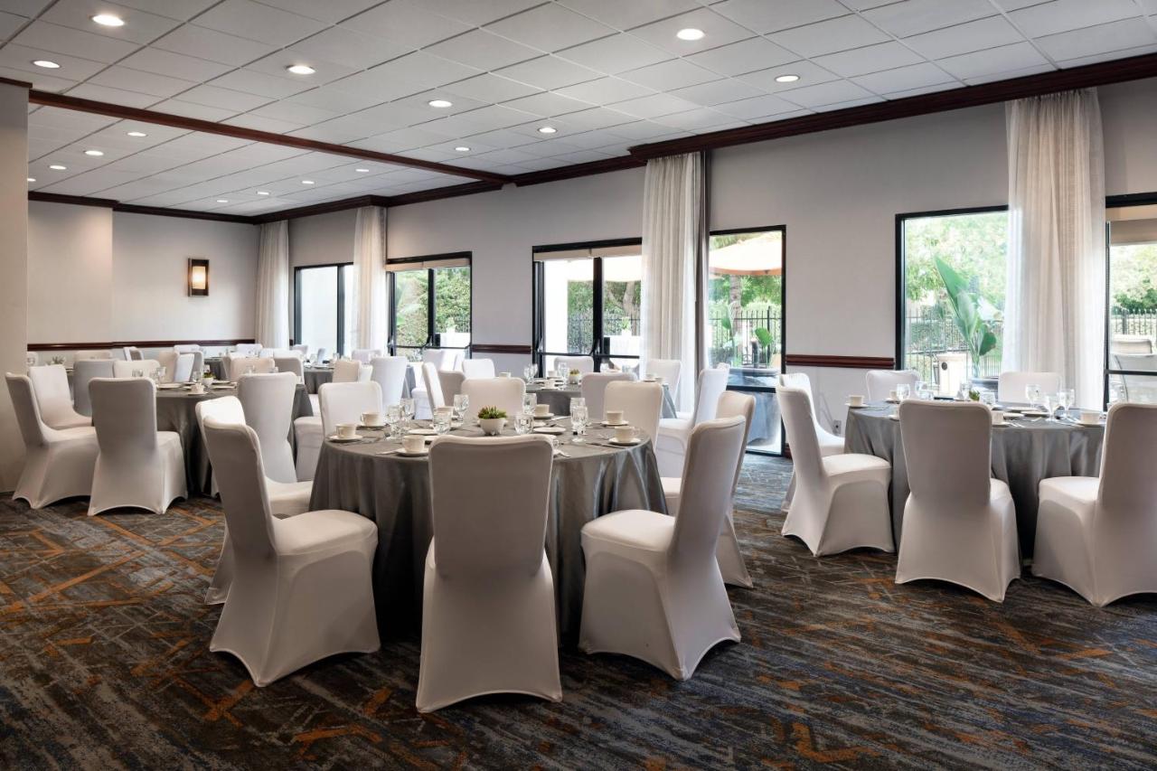 | Marriott Riverside at the Convention Center