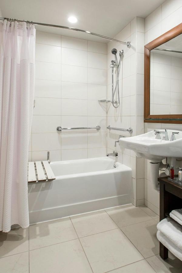 Queen Room - Disability Access at Rochester Airport Marriott