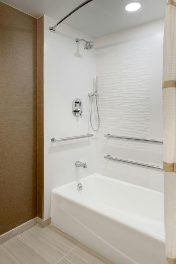 Queen Room with Two Queen Beds at Sacramento Marriott Rancho Cordova