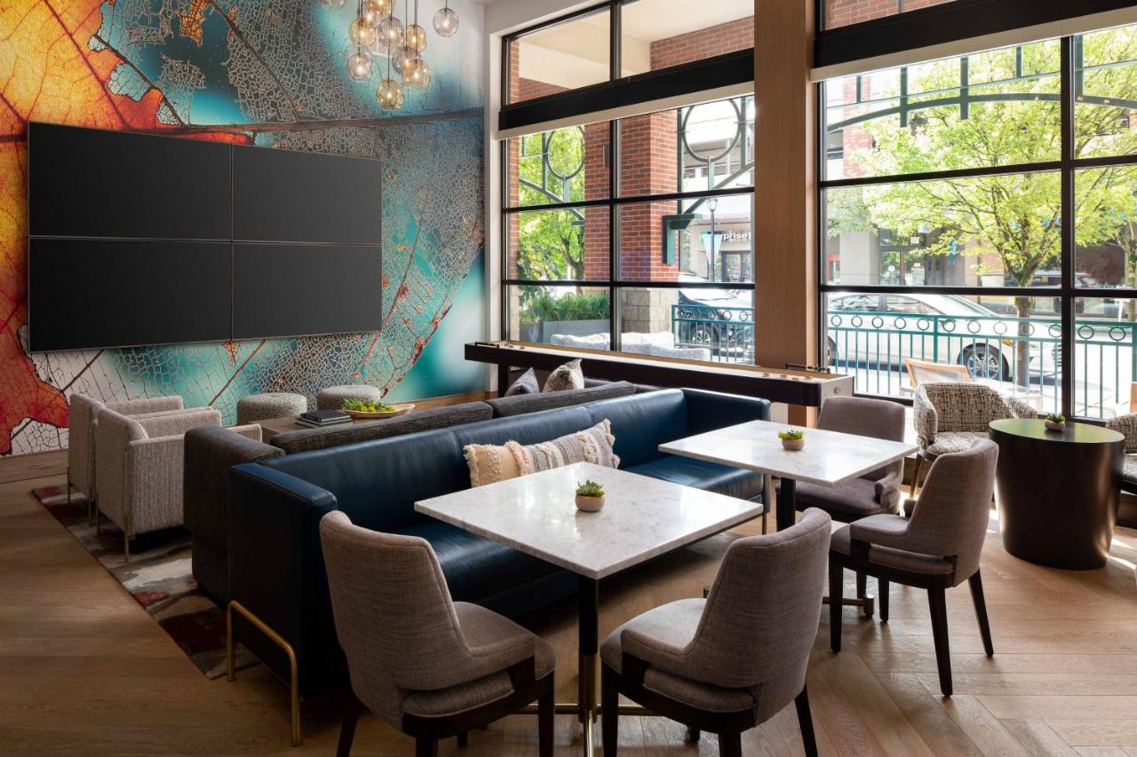 Concierge Level Double Room with Two Double Beds - High Floor at Seattle Marriott Redmond