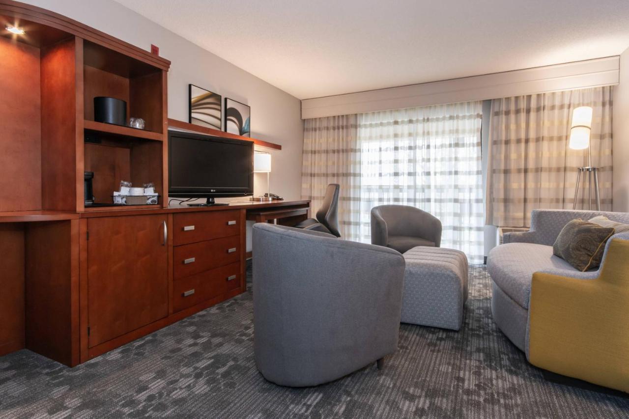 King Suite at Courtyard by Marriott Charlotte Lake Norman