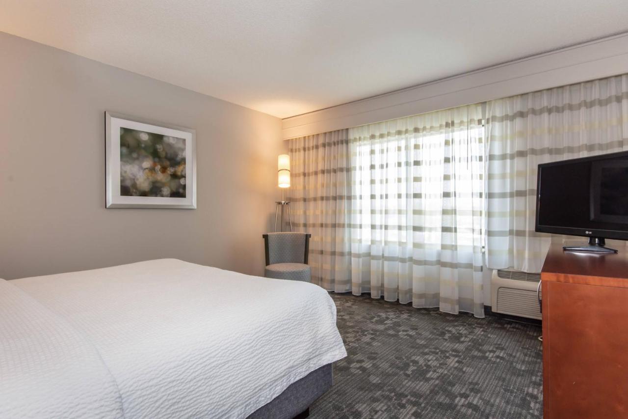King Suite at Courtyard by Marriott Charlotte Lake Norman
