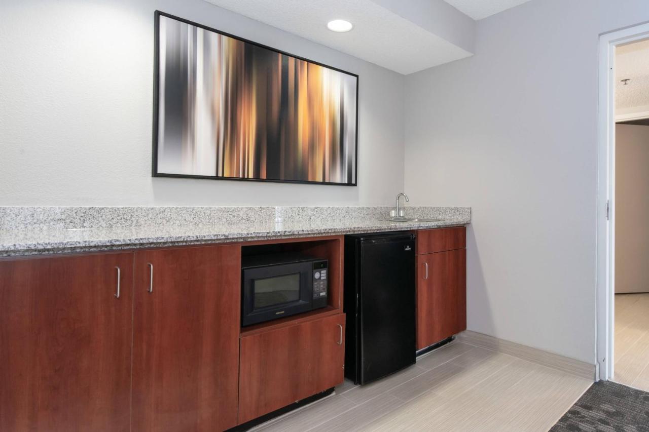 King Suite at Courtyard by Marriott Charlotte Lake Norman