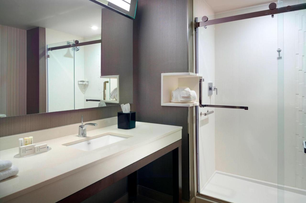 Queen Room at Courtyard by Marriott LaGrange