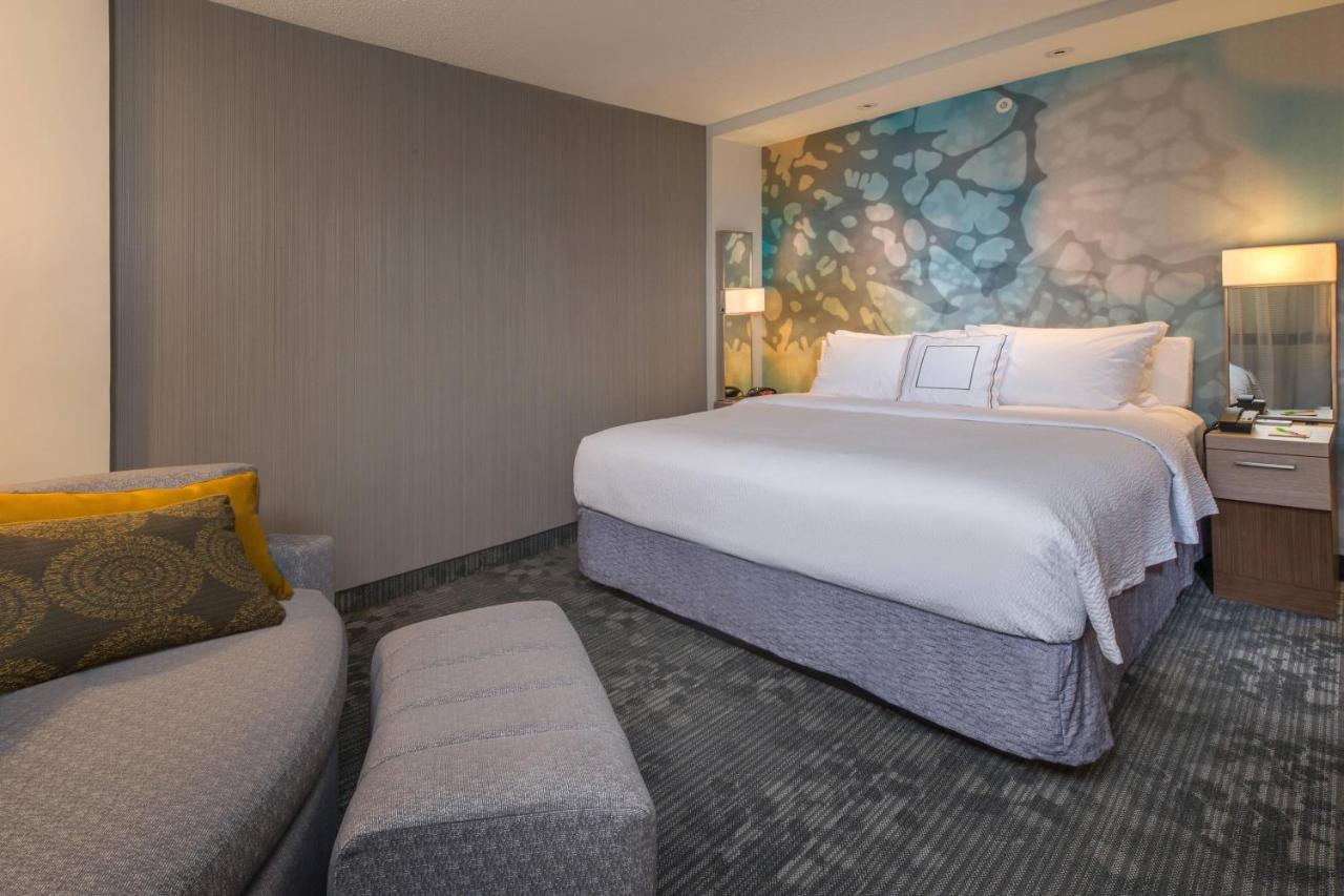 King Room with Sofa Bed at Courtyard by Marriott Cleveland Elyria