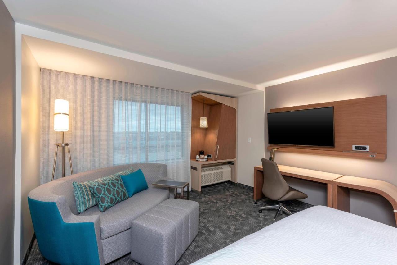 King Room with Sofa Bed at Courtyard by Marriott Cleveland Elyria