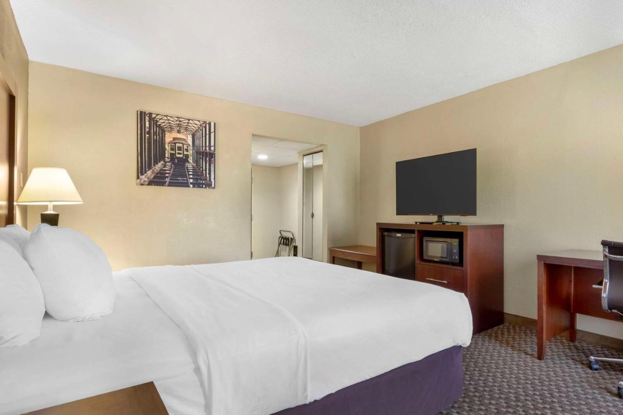 King Room at Clarion Pointe Durham Research Triangle Park