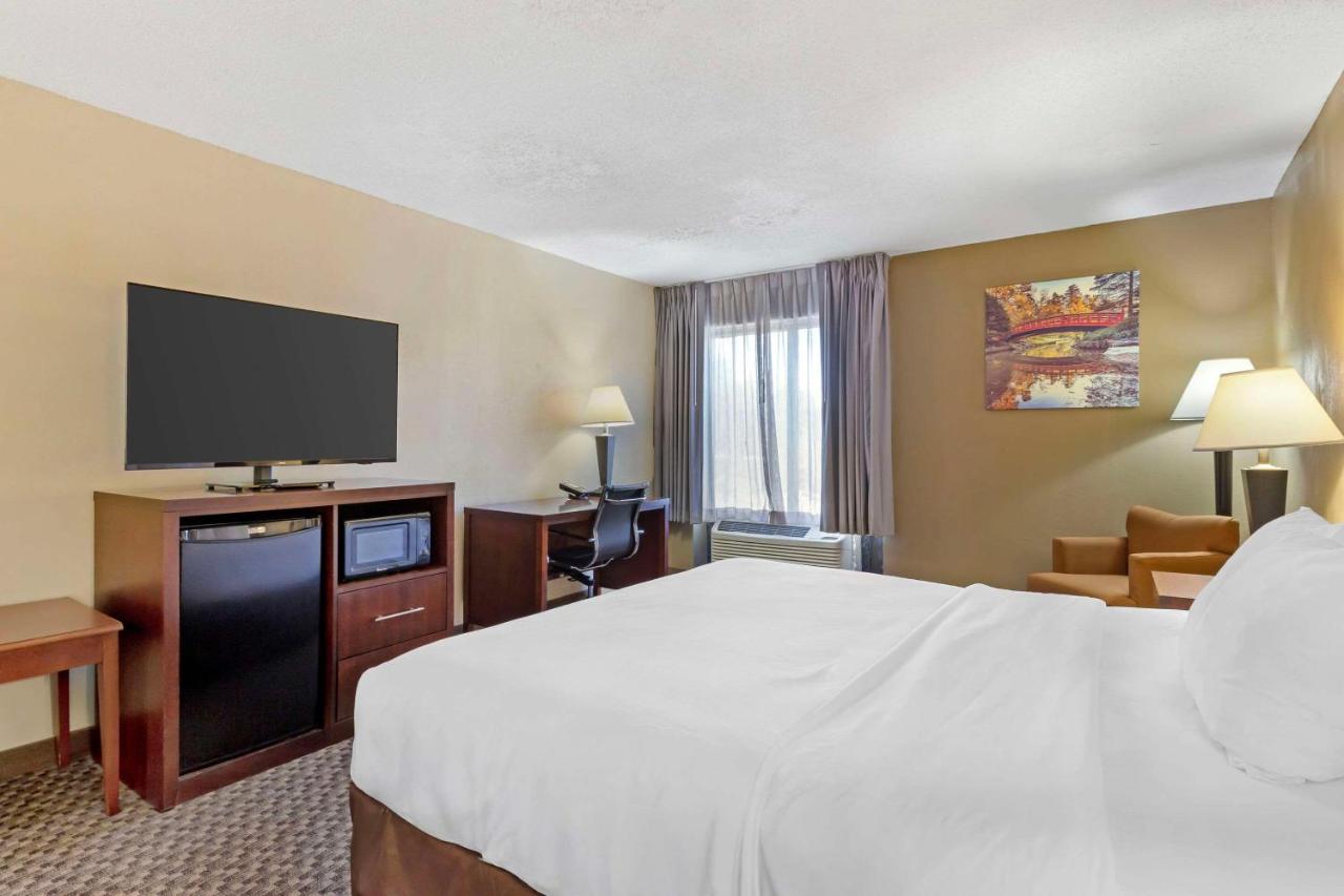 King Room at Clarion Pointe Durham Research Triangle Park