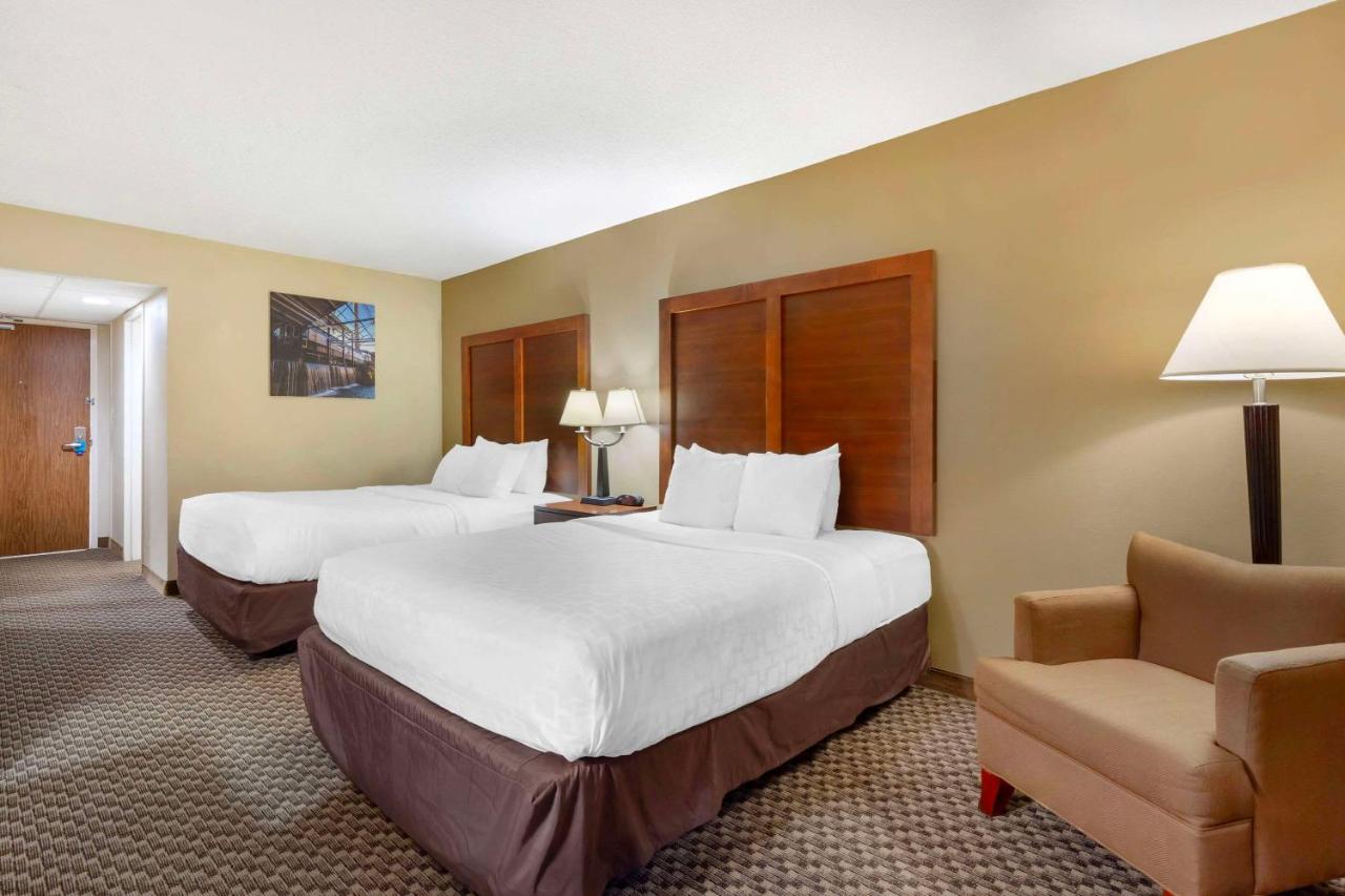 Queen Room with Two Queen Beds - Non-Smoking at Clarion Pointe Durham Research Triangle Park