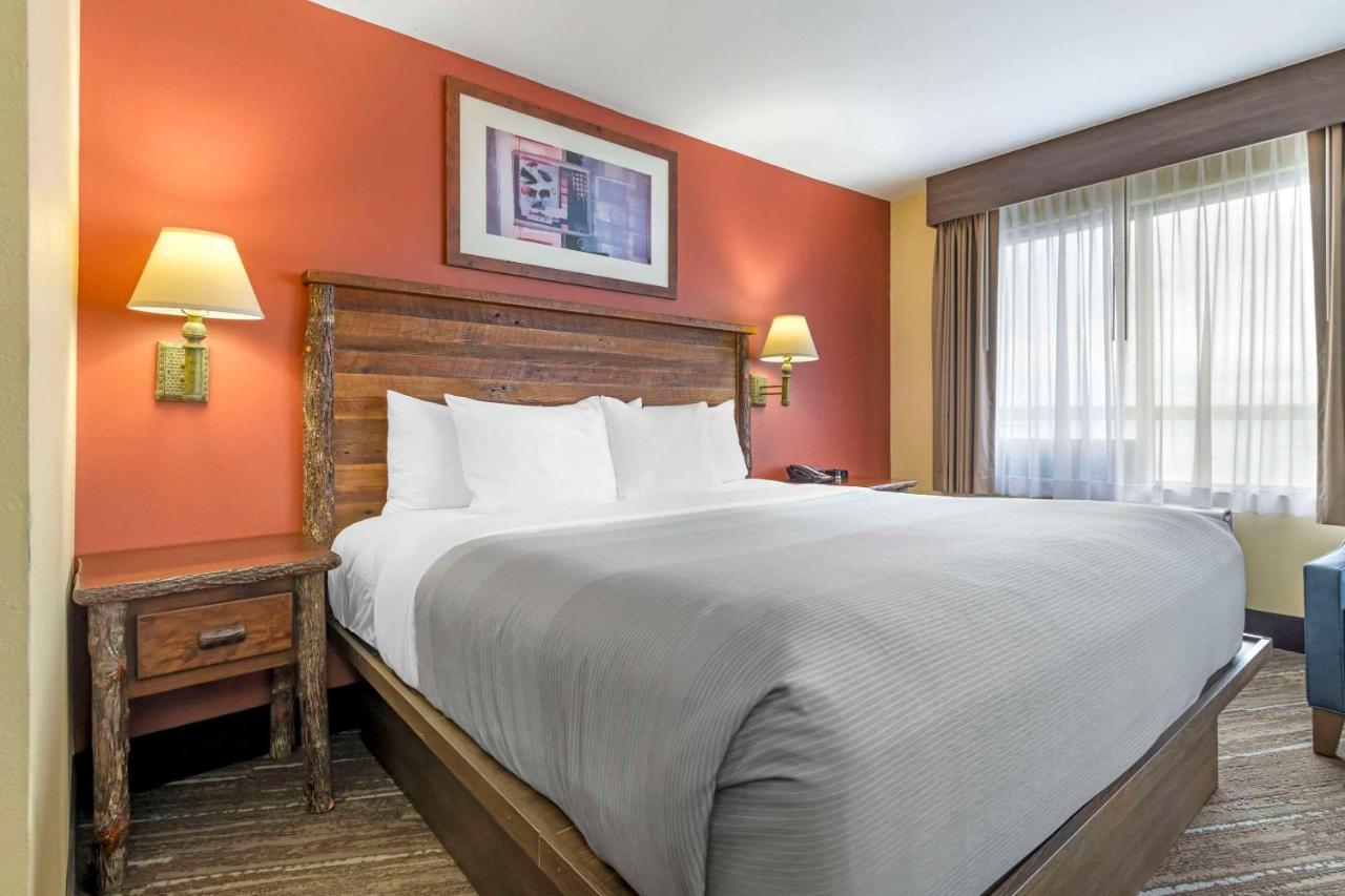 King Room with Lake View at Quality Inn Ashland - Lake Superior