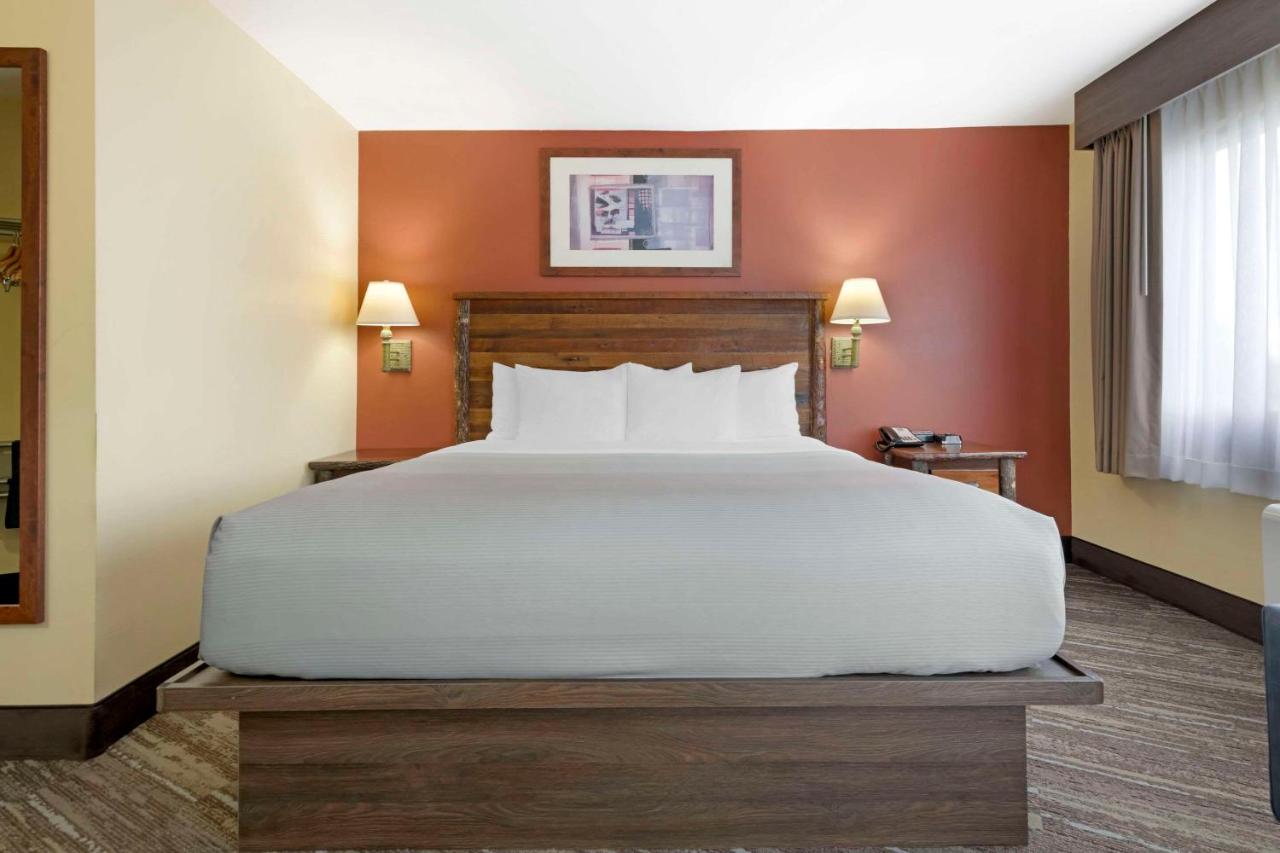 King Room with Lake View at Quality Inn Ashland - Lake Superior