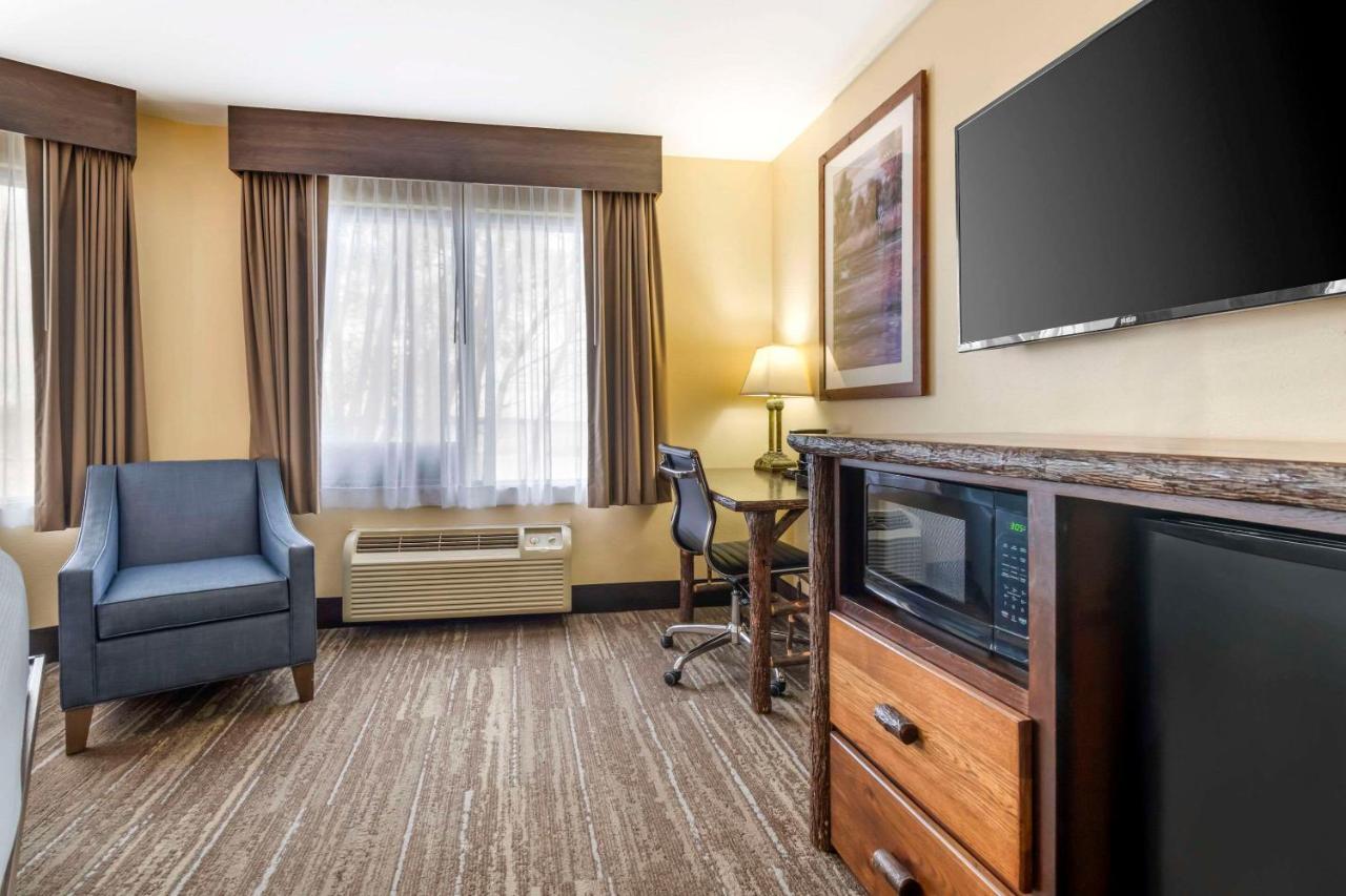 King Room with Lake View at Quality Inn Ashland - Lake Superior